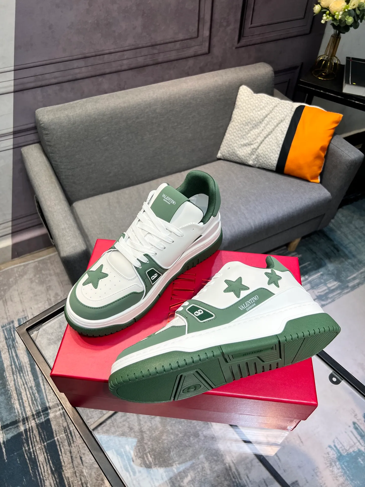 Men's Men's Shoes 💰660 Valentino 2023 early autumn new star shoes are now online! Wang Hedi and Ren Jialun have been worn by many celebrities. Who can refuse the same couple shoes as Wang Hedi! The design of Stars Stab My Heart is cool and spicy. The material of the shoes is cowhide, and every color is beautiful! Size 35-40, men’s size 39-44 (women’s 41, men’s 38, 45🉑️customized)